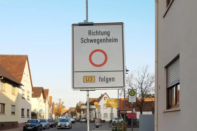 Steht auch mehrere Tage nach Ende der Bauarbeiten: Umleitungsschild in Harthausen. 