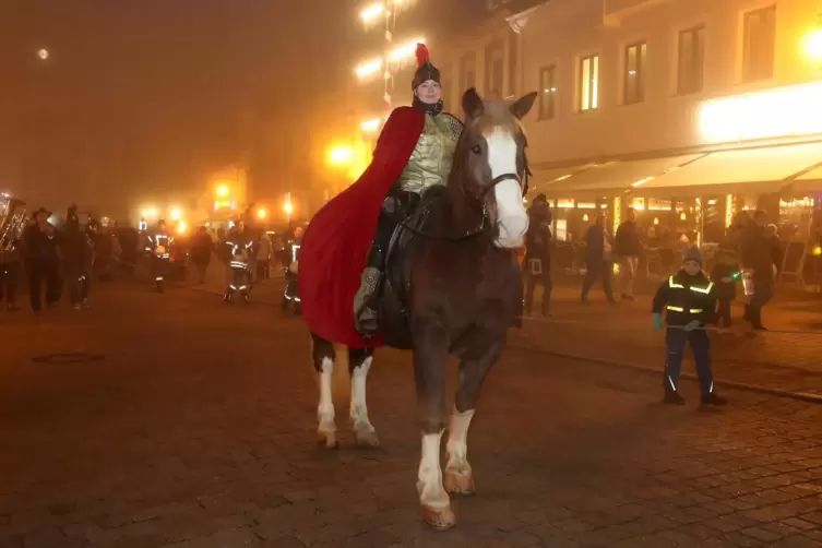 Martinszug in Speyer: Selina Joos stellt den barmherzigen Heiligen dar. 