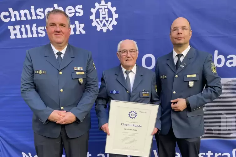 Über eine Ehrung zur 60-jährigen Mitgliedschaft im THW kann sich Gerhard Janz freuen. 