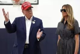 Donald Trump bei der Stimmabgabe in Florida mit seiner Frau Melania. 