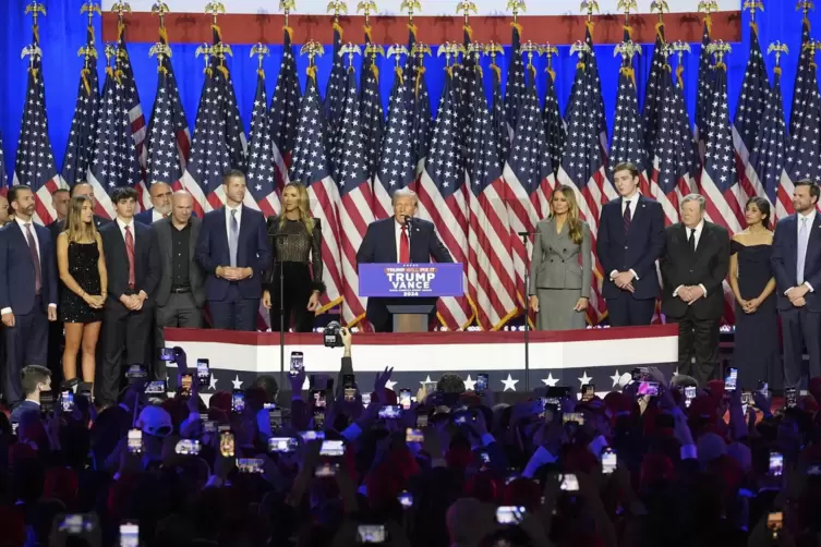 Kurz vor halb neun deutscher Zeit trat Donald Trump in Florida vor seine Anhänger und präsentierte sich als Sieger der Wahl. 