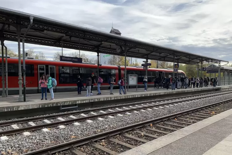 Die Bahnstrecke bei Winden war am Dienstagabend gesperrt. 