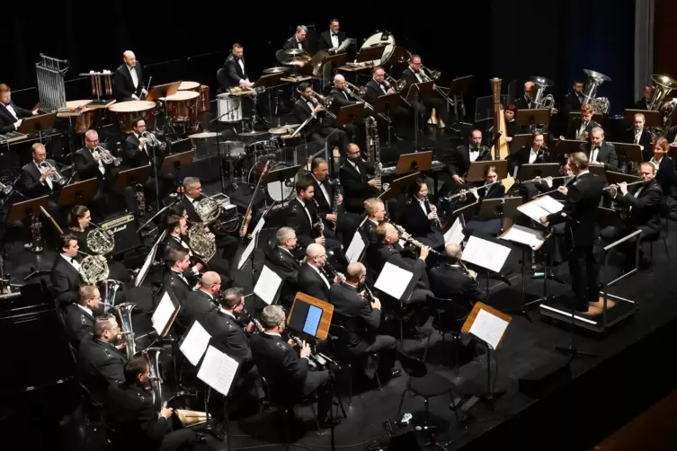 Das Bundeswehrmusikkorps spielte im Saalbau unter anderem eine „Deutsche Sinfonie“, die eigens zum 75. Geburtstag der Bundesrepu