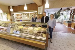 Ludwig, Maria, Paul und Stefanie Goldinger und die selbstgebackenen Kuchen und Torten.