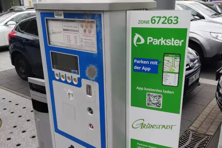 Fordern ab dem Jahreswechsel mehr Geld: Parkscheinautomat und Parkster-App-Hinweis am Luitpoldplatz. 