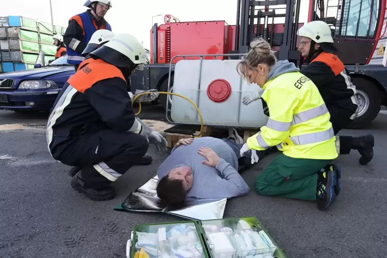 Werkfeuerwehr und Ersthelfer versorgen einen „verletzten“ Passanten. 