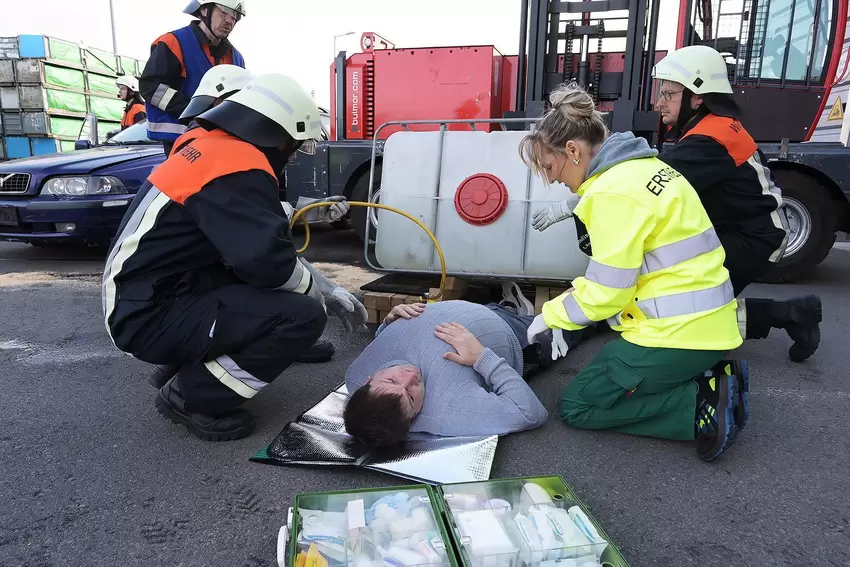 Werkfeuerwehr und Ersthelfer versorgen einen »verletzten« Passanten.