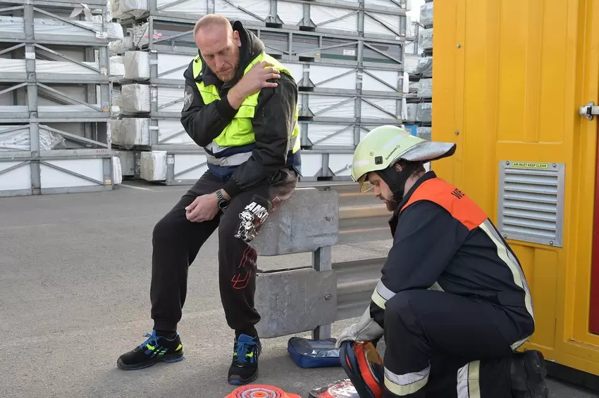 Der Fahrer des E-Staplers steht unter Schock und muss ebenfalls versorgt werden.