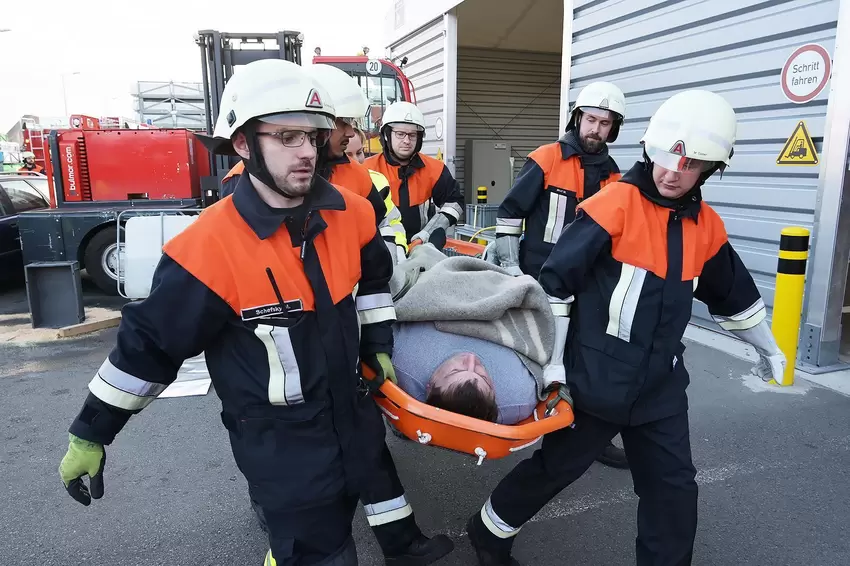 Die Werkfeuerwehr transportiert den zuvor eingeklemmten Passanten ab.