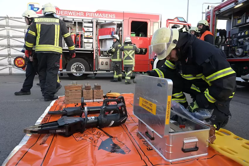 Direkt nach Eintreffen breitet die städtische Feuerwehr ihre Ausrüstung auf einer Plane aus.