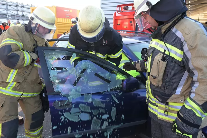 Scherben bringen Glück: Um den Fahrer bergen zu können, müssen die Autofenster zerstört werden.