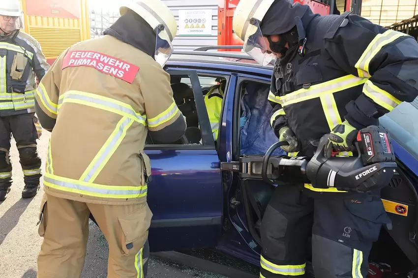 Mit schwerem Gerät entfernen die Wehrmänner beide Türen sowie die B-Säule auf der Beifahrerseite.