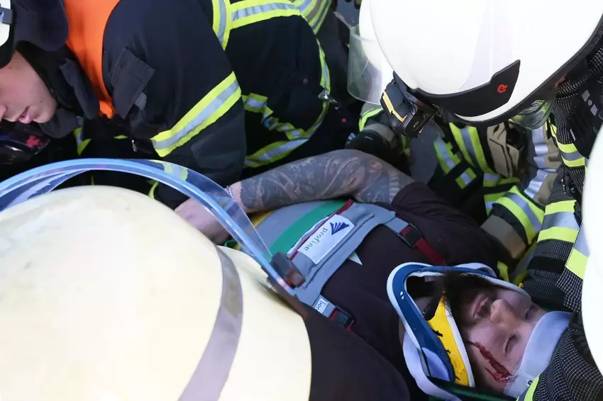 19 Minuten nach Eintreffen der städtischen Wehr wird der Fahrer aus seinem Wagen geborgen.