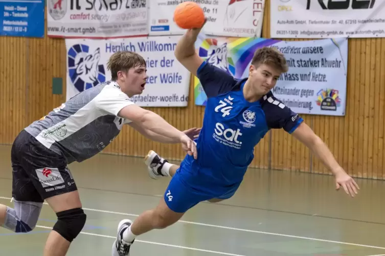 Traf in dieser Saison bislang 13 Mal für die „Nordpfälzer Wölfe“: Tom Springer (rechts). 