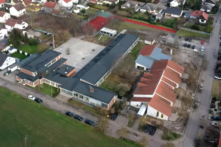 Ein Blick auf Grundschule und Kindertagesstätte in Hanhofen, die beide erweitert werden sollen.