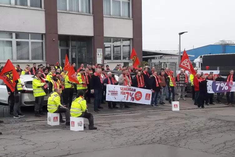 Schätzungsweise 150 Beschäftigte versammelten sich vor dem Kardex-Werkstor zum Warnstreik.