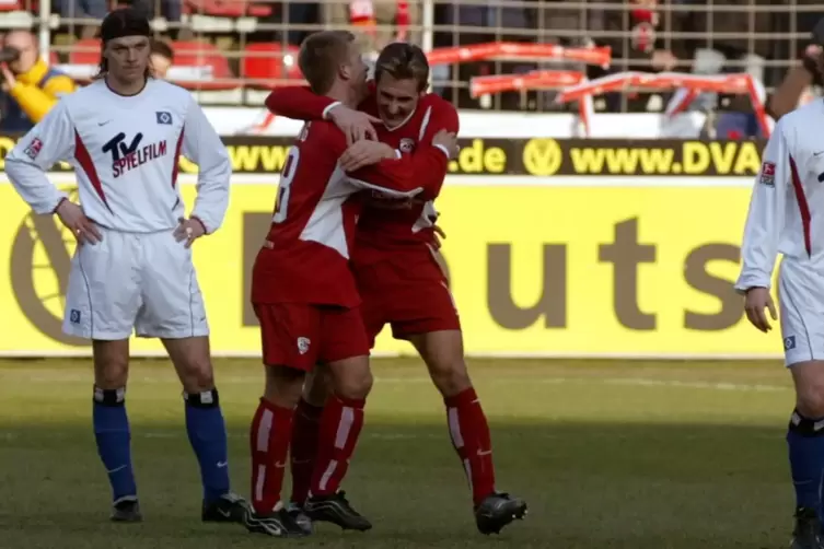 Einst vereint, am Freitag Gegner: Markus Anfang (links) und Miroslav Klose herzen sich im FCK-Trikot. 