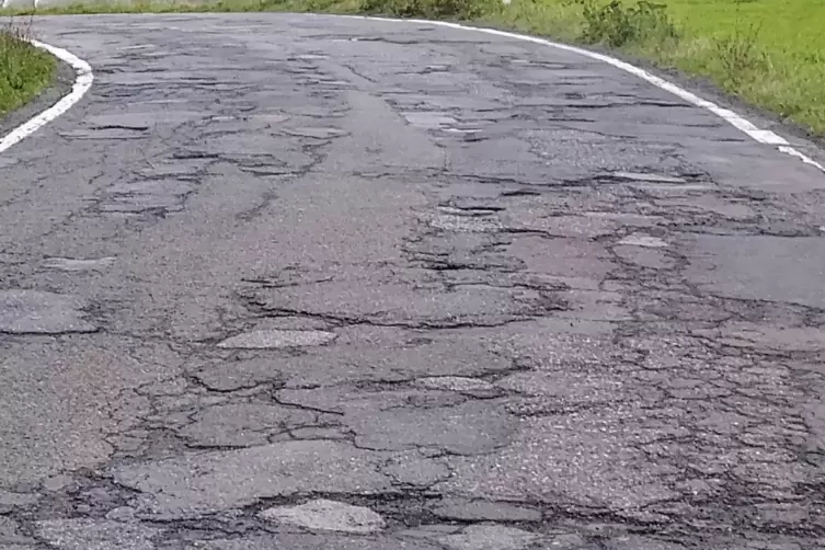 Die Fahrbahn der K4 zwischen Winnweiler und dem Wingertsweilerhof.