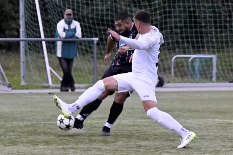 Adnan Abdel-Ghani (FC Arabia Frankenthal), hier im Spiel gegen SW Frankenthal, zieht ab. 