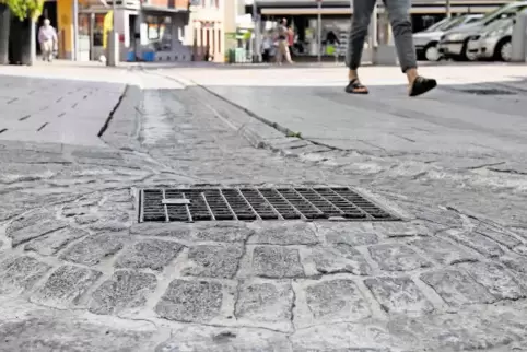 Wo kein Bächlein fließt: die künstliche Quelle in der Bahnhofstraße, in Höhe Modehaus Jost.