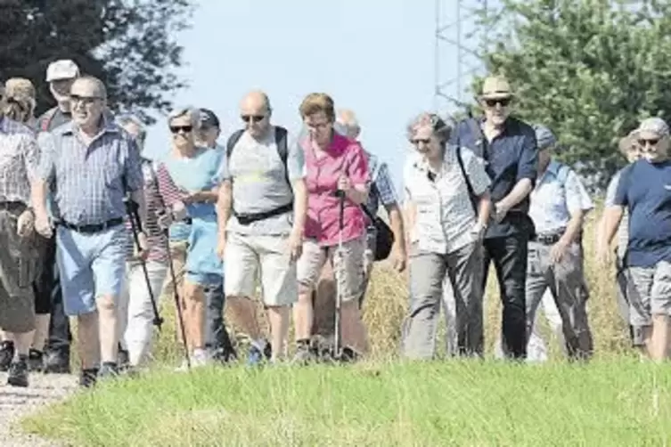 Unterwegs rund um Waldgrehweiler waren gestern mehr als 50 Teilnehmer bei der RHEINPFALZ-Lesertour. Rechts im grünen T-Shirt: Wa