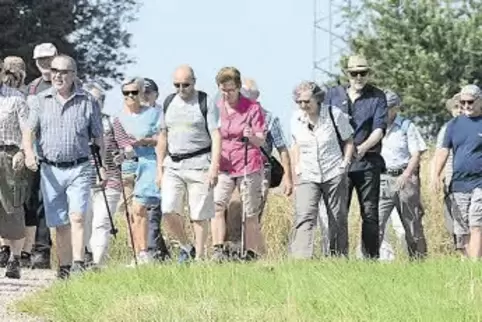 Unterwegs rund um Waldgrehweiler waren gestern mehr als 50 Teilnehmer bei der RHEINPFALZ-Lesertour. Rechts im grünen T-Shirt: Wa