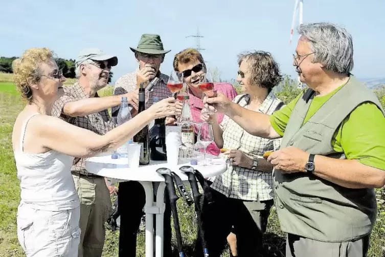 Zum Wohl: Drei Weine durften die Teilnehmer der Lesertour gestern probieren – und hatten dabei eine herrliche Aussicht. 