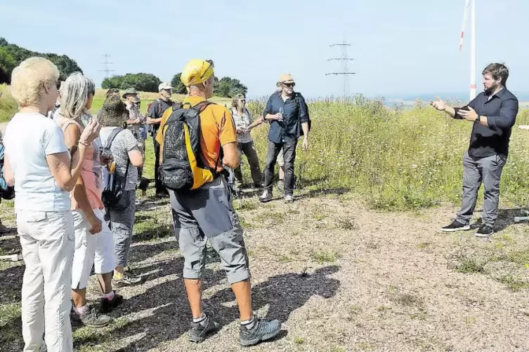 „Wein ist nichts Mystisches. Es gibt nur ,schmeckt’ oder ,schmeckt nicht’“, erklärt Jungwinzer Timo Keller (rechts) der Gruppe. 