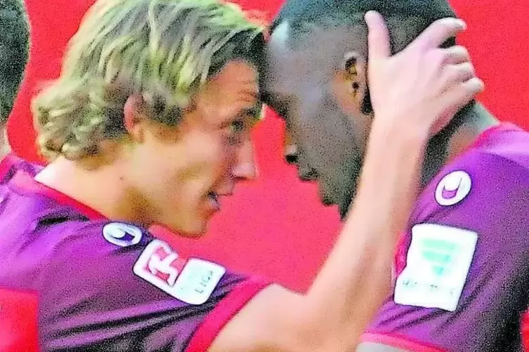 Osayamen Osawe (rechts) jubelt nach dem 2:0 mit Alexander Ring.