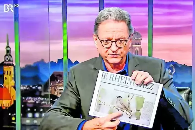 Günter Grünwald vergangene Woche in seiner Late-Night-Show mit der RHEINPFALZ-Titelseite vom 18. Mai 2013. 