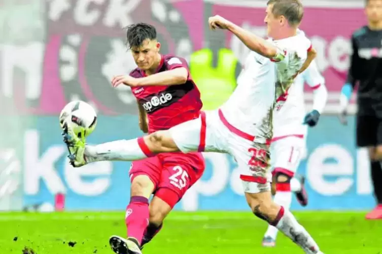 Jung, schlagsicher, nervenstark: FCK-Innenverteidiger Robin Koch. Rechts Felix Kroos von Union Berlin.