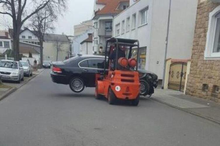 Frankenthal Nach Unfall Bmw Per Gabelstapler Aus Dem Weg Geraumt Frankenthal Die Rheinpfalz