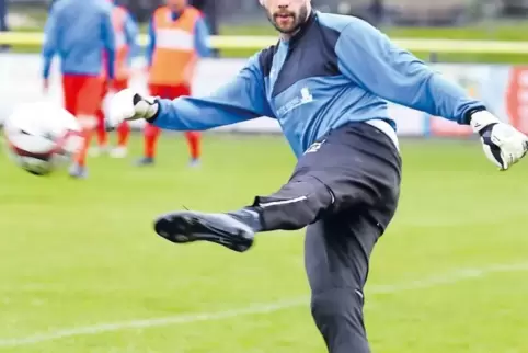 Aufwärmen: Sascha Rausch vor dem Spiel beim FV Dudenhofen.