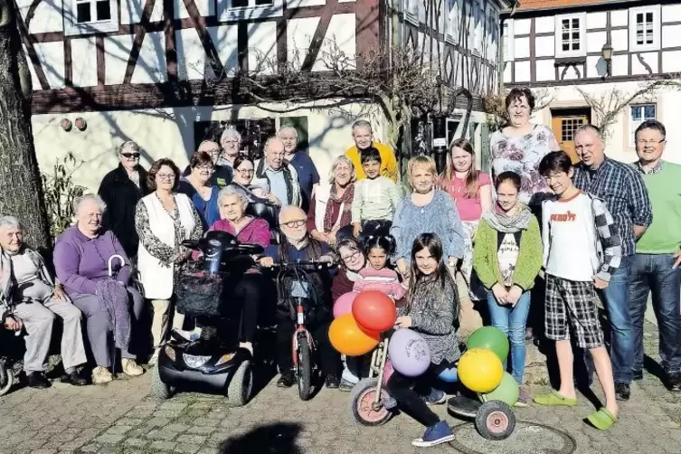 Gruppenbild in herrlichem Ambiente: Rund 25 „Delwer“ hatten sich am Treffpunkt in der Ortsmitte zum RHEINPFALZ-Dorfspaziergang e