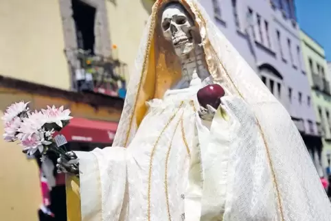 Der Santa Muerte wird in Mexiko in vielfacher Weise gehuldigt. Anhänger opfern ihr an kleinen Altären Alkohol, Zigaretten, Geld,