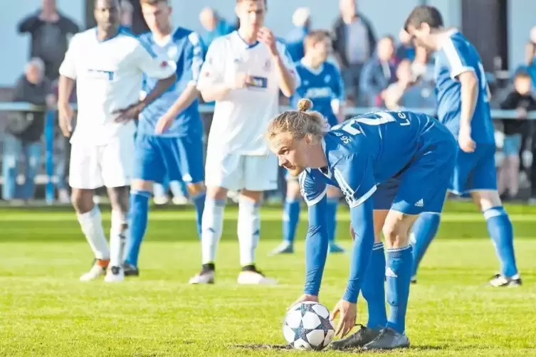 Den Torwart genau ausgucken: Tobias Leonhard macht’s und verwandelt als zuvor Gefoulter souverän den anstehenden Strafstoß zum 2