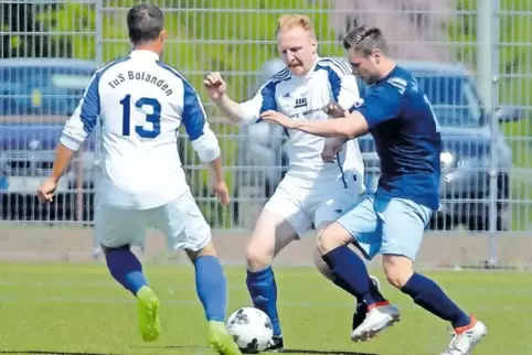 Die beiden Bolander Tim Kusminus (links) und Simon Kaps (Mitte) versuchen den Erfenbacher Fabian Kobel (rechts) zu stoppen.