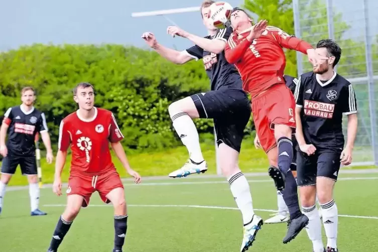 Mutterstadts Timo Behling (links) im Kopfballduell mit dem Seebacher Patrick Bauer.