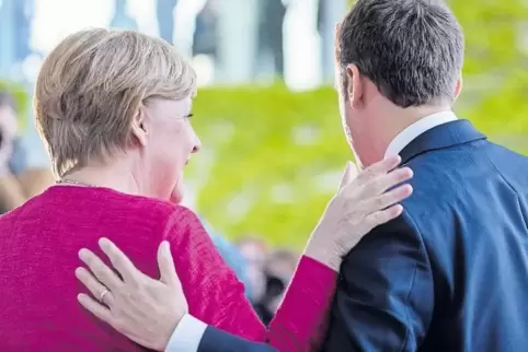 Demonstrative Nähe: Bundeskanzlerin Angela Merkel mit Staatspräsident Emmanuel Macron gestern in Berlin.