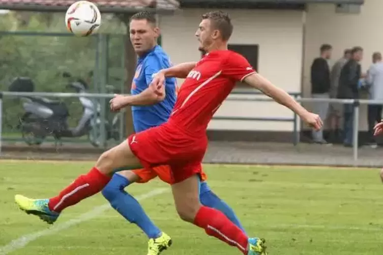 In Steinfeld hat sich Bezirksliga-Fußball vorerst erledigt. Im Bild Marc Krämer (in Rot) und der Lustadter Marius Chirieac. Foto