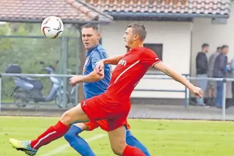 In Steinfeld hat sich Bezirksliga-Fußball vorerst erledigt. Im Bild Marc Krämer (in Rot) und der Lustadter Marius Chirieac.