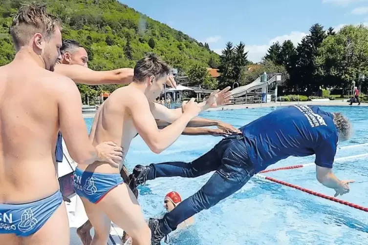 Nach dem entscheidenden Sieg gestern ging SCN-Trainer Janusz Gogola in voller Montur baden.