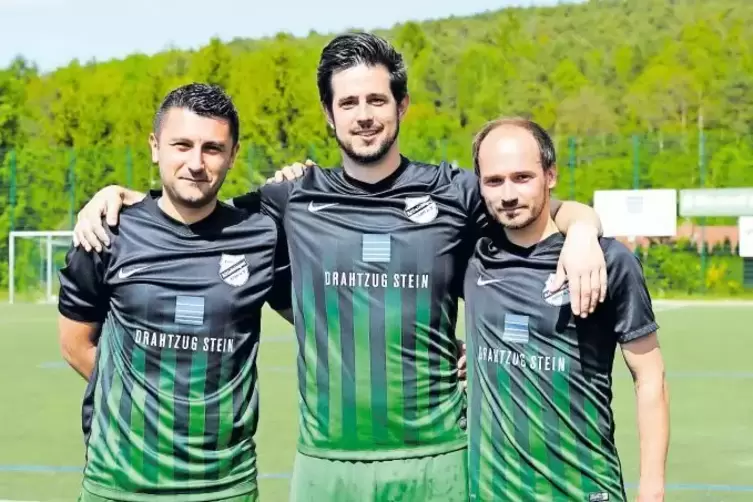 Das Trio wurde gestern beim letzten Saisonspiel des TuS Altleiningen offiziell verabschiedet (von links): Tekin Erciyas, Spieler