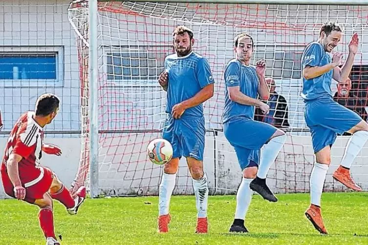 TVA-Stürmer Tobias Früauf (links) zirkelt den Ball an der Drei-Mann-Mauer des PSV vorbei, trifft aber nicht. Der PSV war spieler