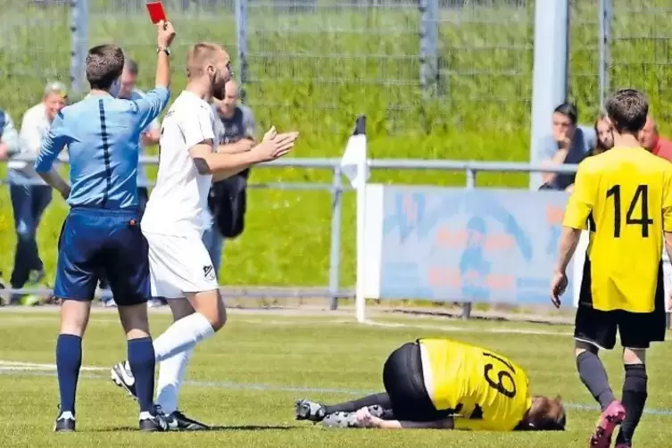 Der vierte Platzverweis: Schiedsrichter Jonas Isufaj zeigt dem Fehrbacher Daniel Gessner nach dessen Foul an Florian Acker (am B