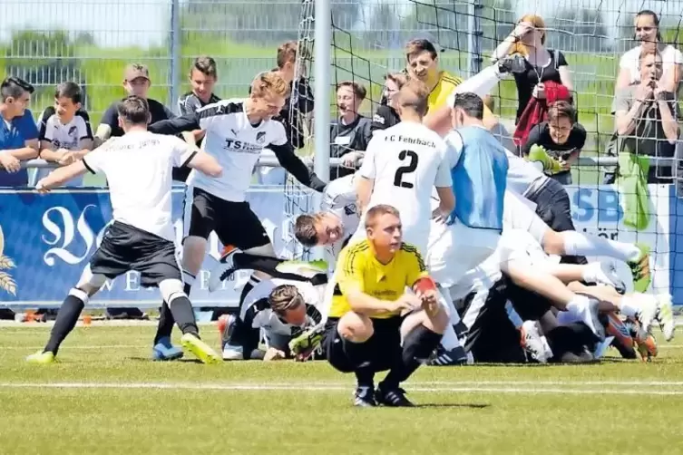 Unfassbar: Das 4:4 – nach 0:4-Rückstand – in der Nachspielzeit lässt die Fehrbacher ausflippen, der Clauser Kapitän ist bedient.