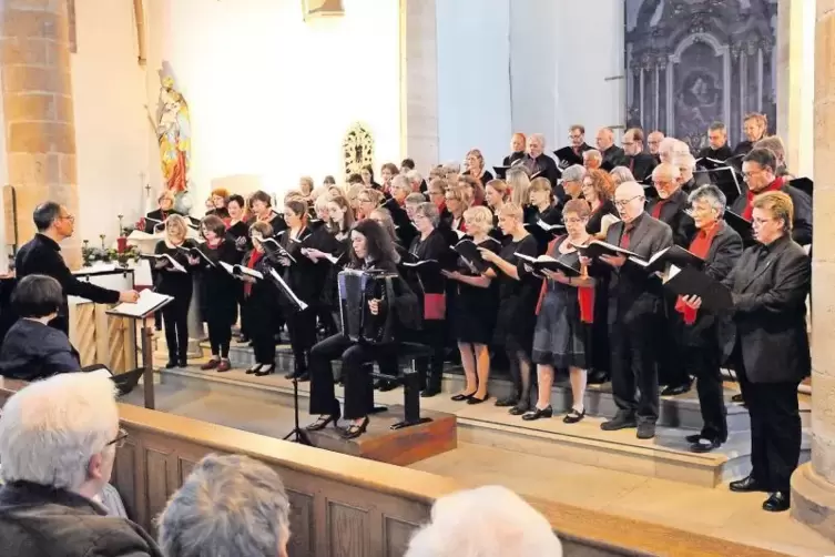 Christiane Lüder (Bandoneon) und der von Hans Jochen Braunstein dirigierte Landauer Oratorienchor.