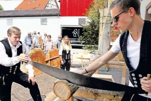 Zünftiges Handwerk beim historischen Dorffest.