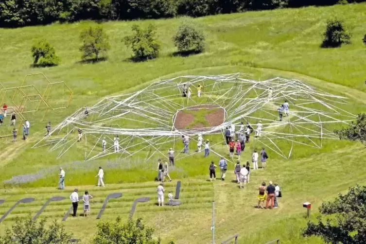 Erkundeten sogleich die Installationen: Eröffnungsbesucher der „Kunst im Grünen“.