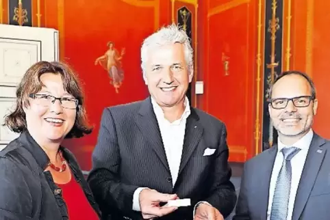 Die Journalisten Katja Hein und Ilja Tüchter mit dem Goldene-Zeilen-Träger Bernhard Knoop.